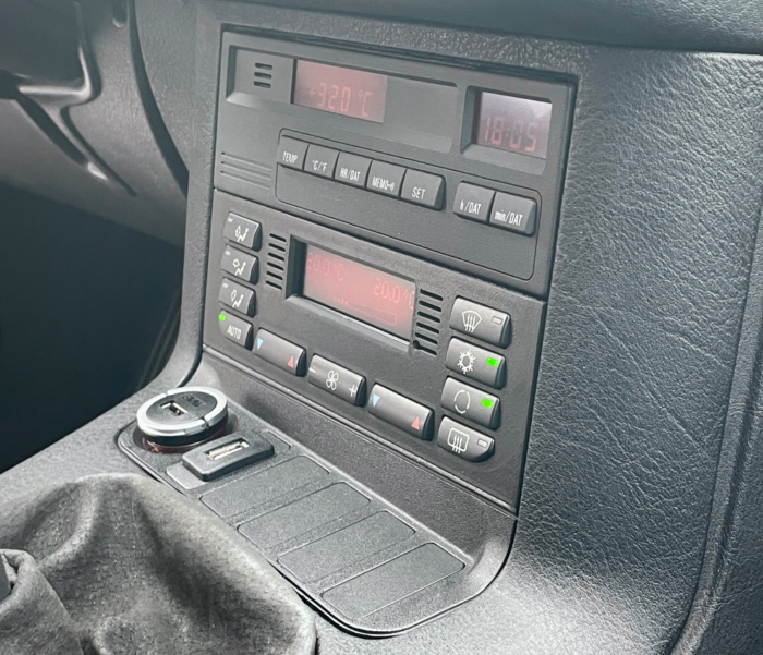 BMW E36 Poklopac centralne konzole (dve varijante: USB punjač i originalni dizajn) - Image 3