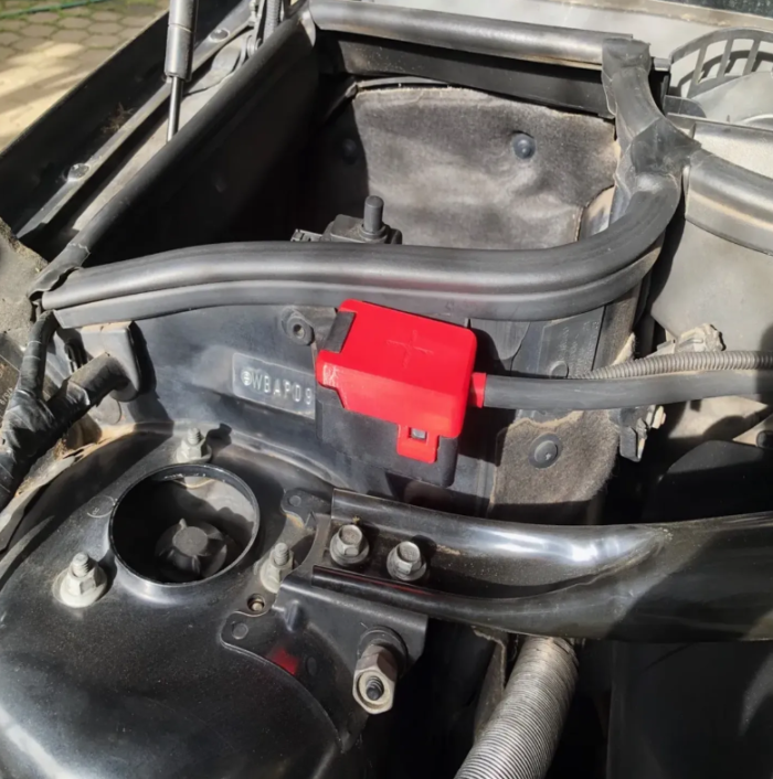 Poklopac pozitivne strane akumulatora – BMW E39 - Image 2