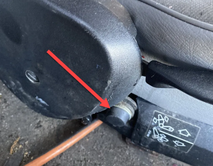 BMW E30 Poklopac bočnog vijka sedišta - Image 4